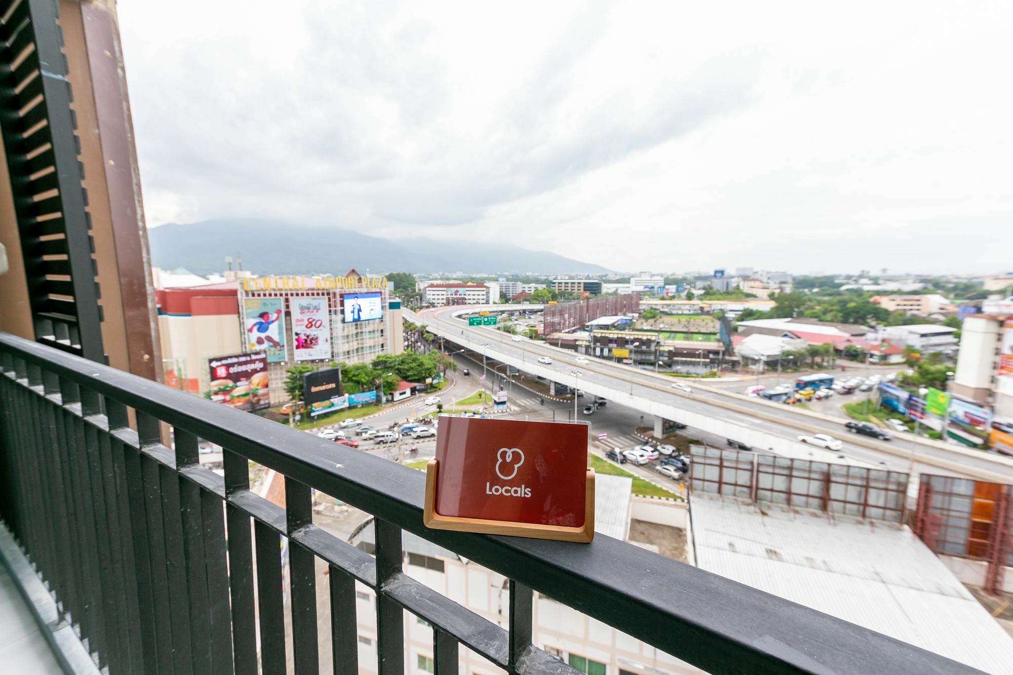 Locals Prio Chiangmai Central Airport Plaza Чиангмай Екстериор снимка